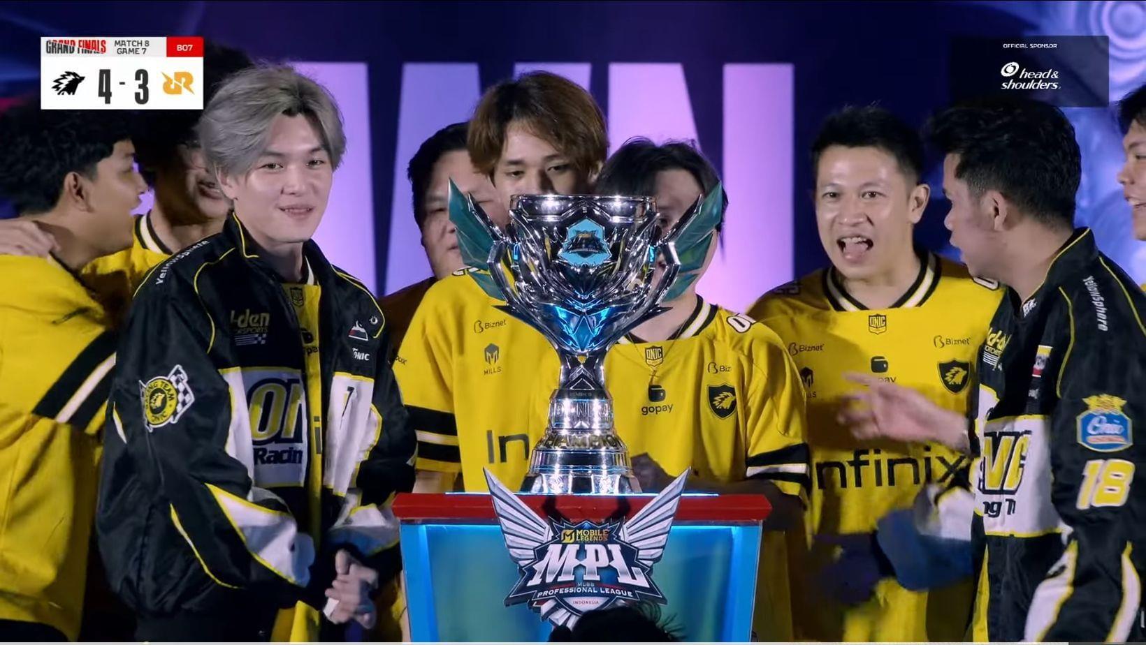 ONIC wins MPL Indonesia Season 15 (Image via YouTube/MLBB Esports)